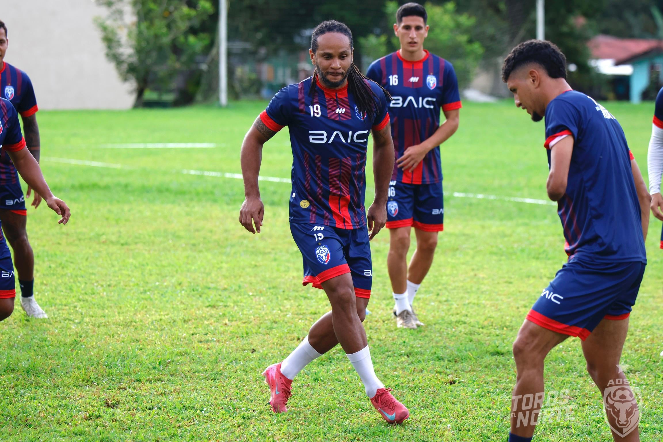 Jonathan McDonald se reincorporó a San Carlos.