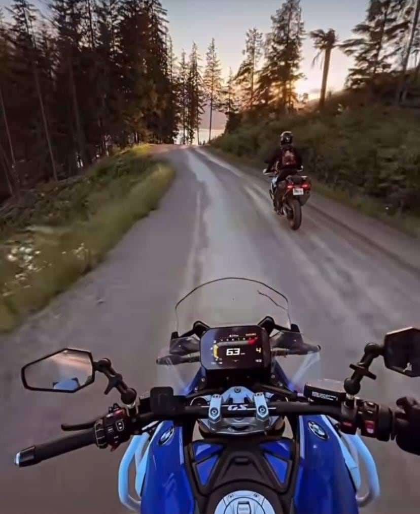 Marco Rivera anda feliz de la vida en su moto BMW 850 GS