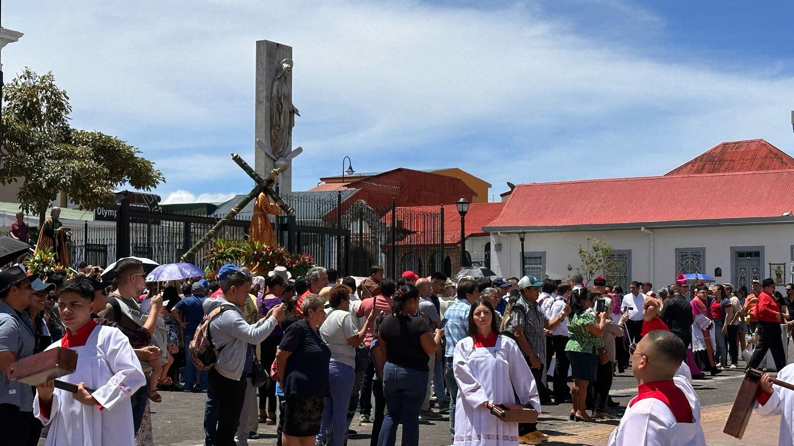 Así se vive la procesión del Santo Encuentro en el centro de San José. Alonso Tenorio.