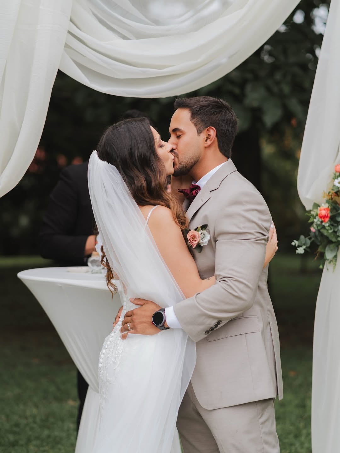 Steven Castro, ganador de uno de los grandes programas que Teletica, pasó a la vida seria y ya compartió fotos del especial día que dio el “sí, acepto”.