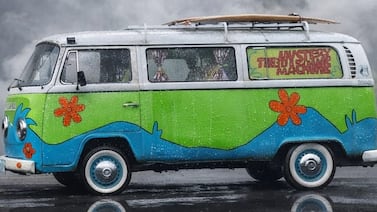 Combi de 1971 se convirtió en la Máquina del Misterio de Scooby-Doo y ahora roba miradas por donde pasa