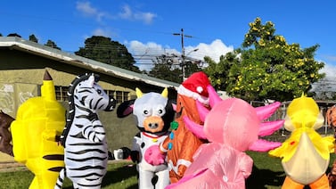 De una idea “loca” a una tradición: familia organiza carrera de botargas en Navidad