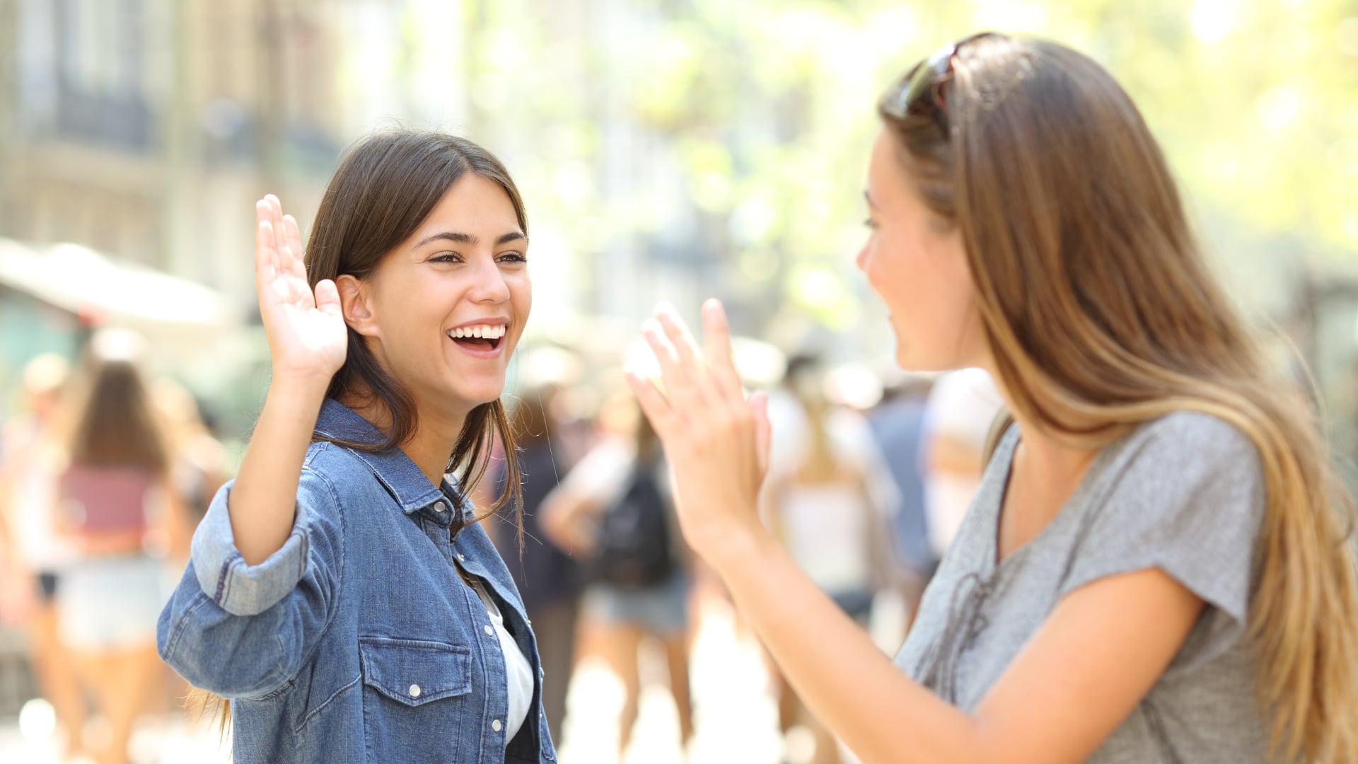 नावे लक्षात ठेवणे अवघड आहे कारण मेंदू त्यांना स्वतंत्रपणे संग्रहित करतो. मानसशास्त्र तुमची स्मरणशक्ती सुधारण्यासाठी धोरणे देते.