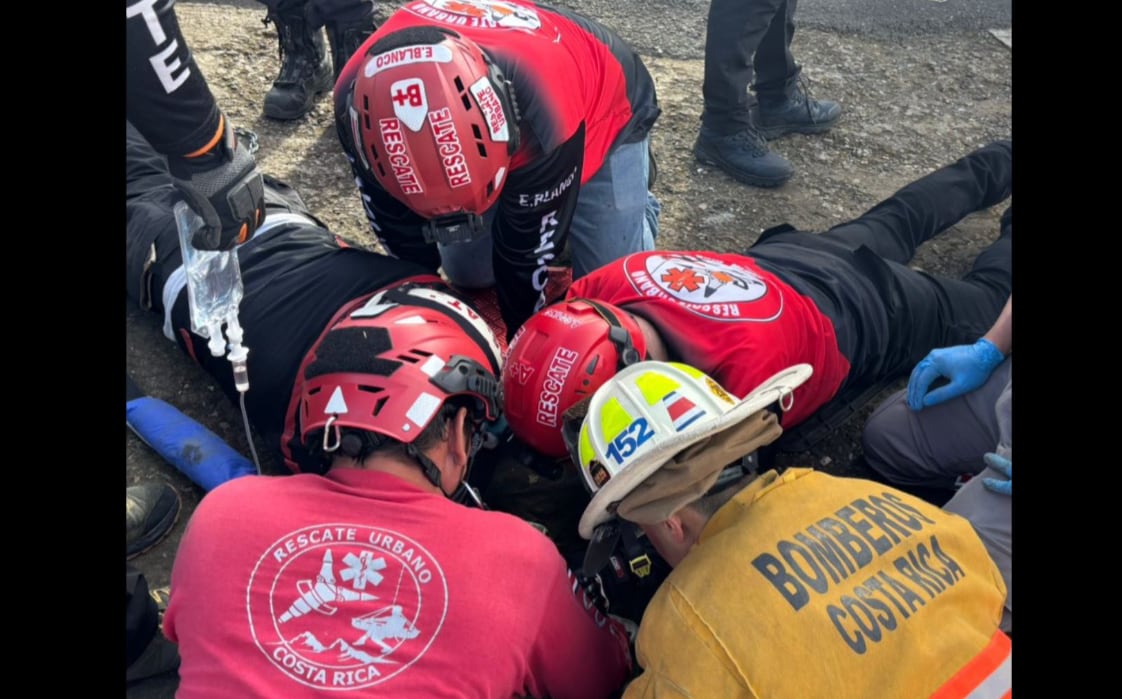 Rescatistas trabajan en una alcantarilla donde cayó un hombre que está atrapado