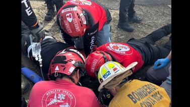 Rescatistas luchan por salvar a hombre atrapado en una alcantarilla