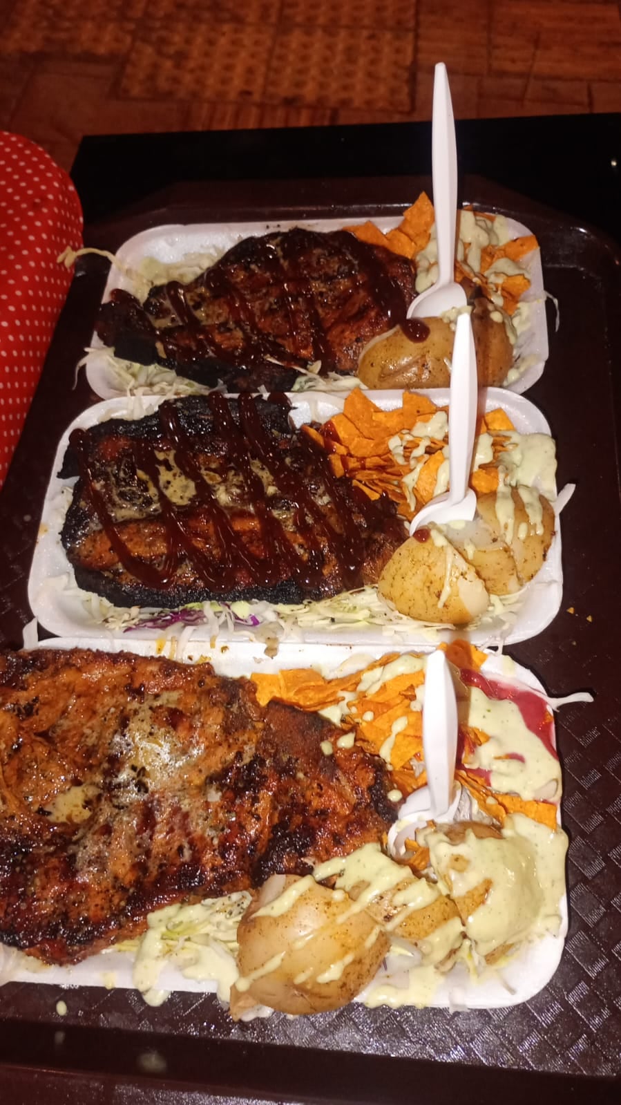 Cristian Gerardo Cruz Duarte es un emprendedor con raíces nicaragüenses salió adelante con un negocio de brochetas, salsas artesanales y comida callejera que nació de un sueño y mucha perseverancia. El negocito se llama “Las del Búfalo. Brochetas y más”