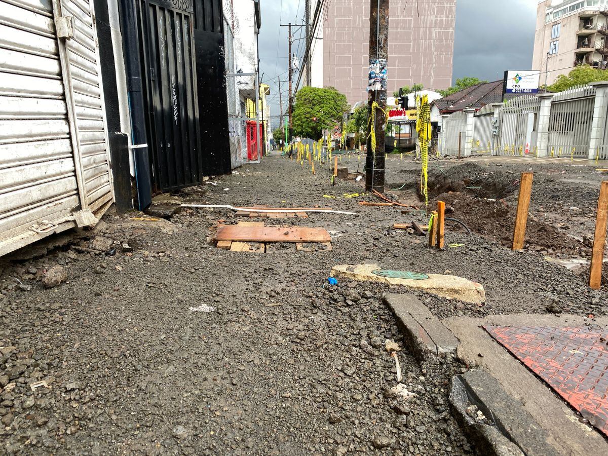 Las aceras ahora son pura gramilla, piedras y barro.