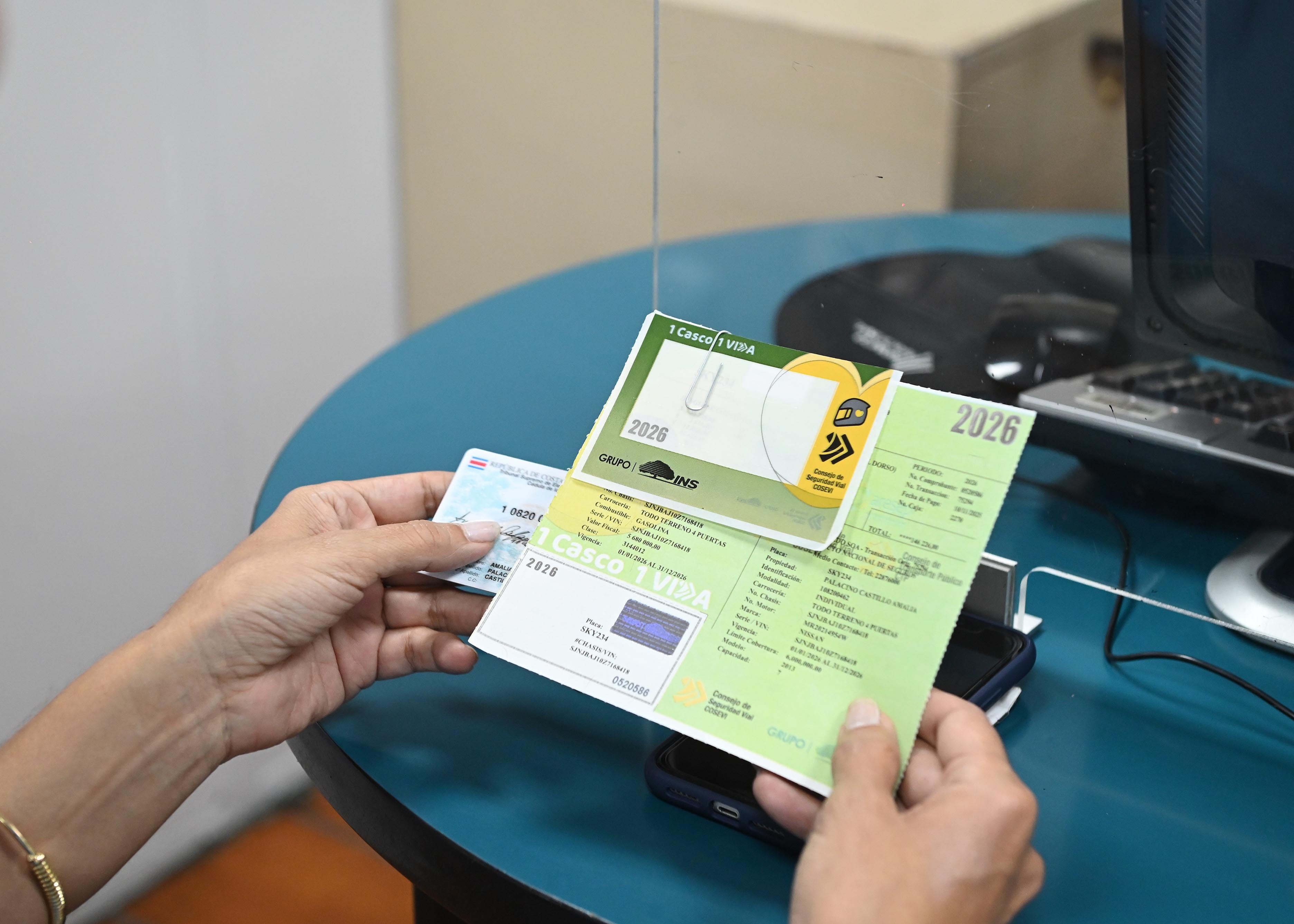 10 de noviembre del 2025. Banco Nacional, San José. Entrevista a Leticia Arguedas quien es la directora de la experiencia de marca del Banco Nacional. En la entrevista se anunció el inicio de la navidad en esa institución asi como un sistema de premios y facilidades para todos los usuarios de tarjetas durante las fiestas de fin y principio de año incluyendo a aquellos que pagen el marchamo a través de las plataformas del banco. En la foto: Leticia Arguedas durante la entrevista.