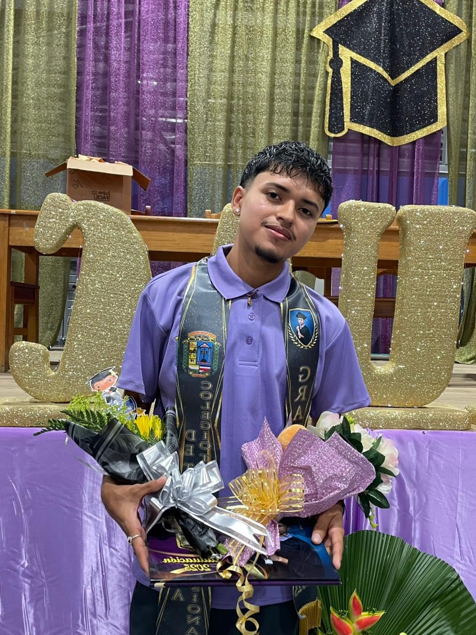 El día que Yilmark Navarro Vásquez debía estar celebrando su graduación de noveno año, estaba llorando. No por malas notas ni por indisciplina. Lloraba porque no tenía zapatos ni pantalón para ir a recibir el título