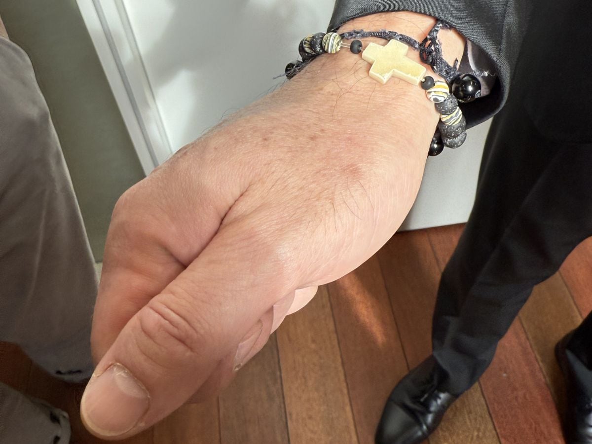 Si bien no es supersticioso, don Manuel no se quita la pulsera que le regaló su hija.