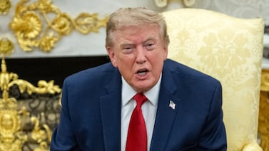 Trump y Casa Blanca atacan a periodista de CNN tras pregunta sobre su asistente Natalie Harp