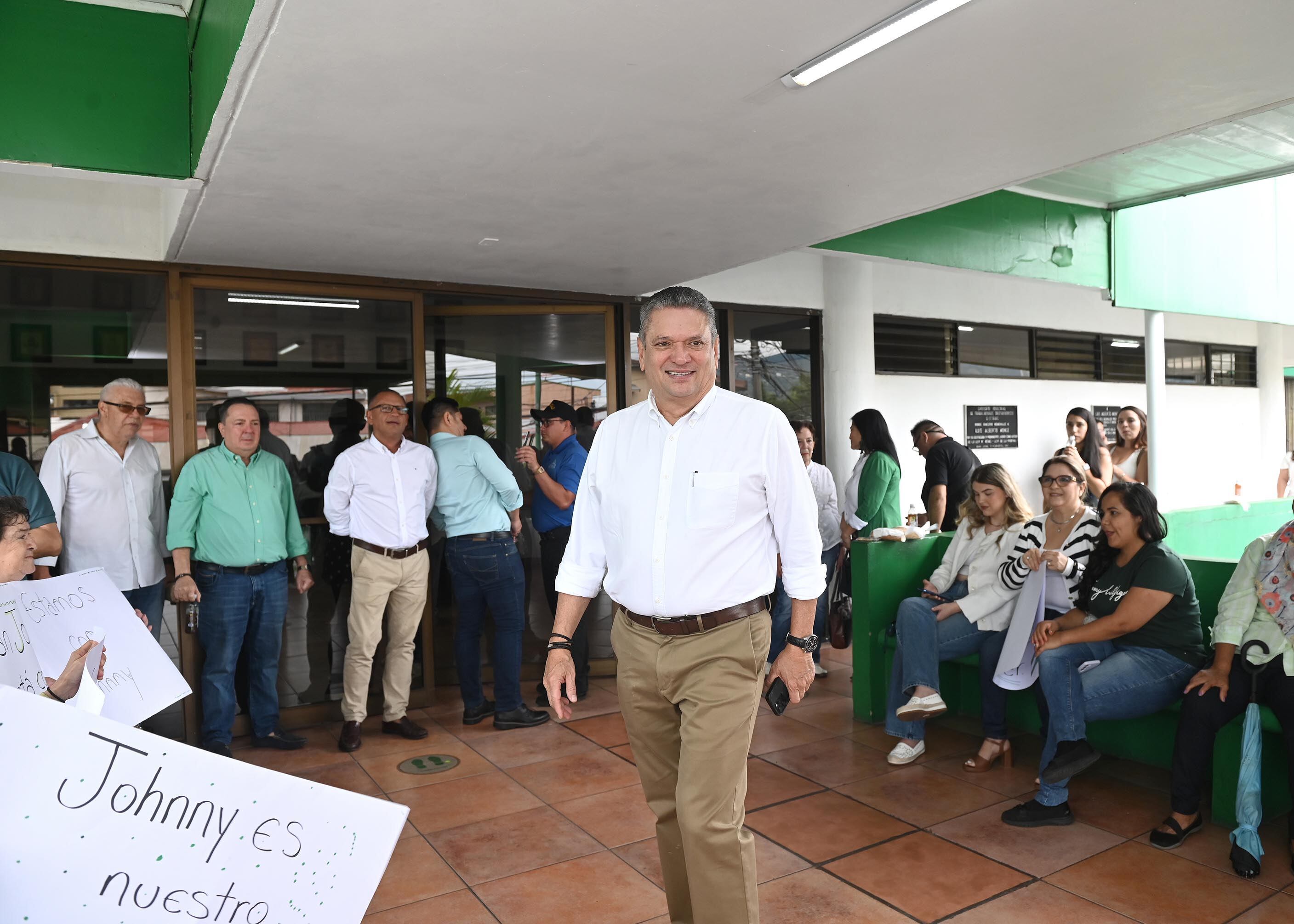 28 de junio del 2025. Balcón Verde. 10:00 hrs. La Asamblea del Partido Liberación Nacional (PLN) en el cantón central de San José se celebrará este sábado en medio de un ambiente marcado por tensiones internas y disputas de liderazgo.La convocatoria es para las 10 a.m. en el Balcón Verde. Durante el encuentro, los delegados liberacionistas votarán por tres cargos clave: la presidencia del Comité Ejecutivo Cantonal, los delegados cantonales a la Asamblea Nacional del PLN y los denominados delegados directos. En la foto: El exalcalde de San José, Johnny Araya, fue recibido por sus seguidores a su llegada al Balcón Verde. Foto: Albert Marín