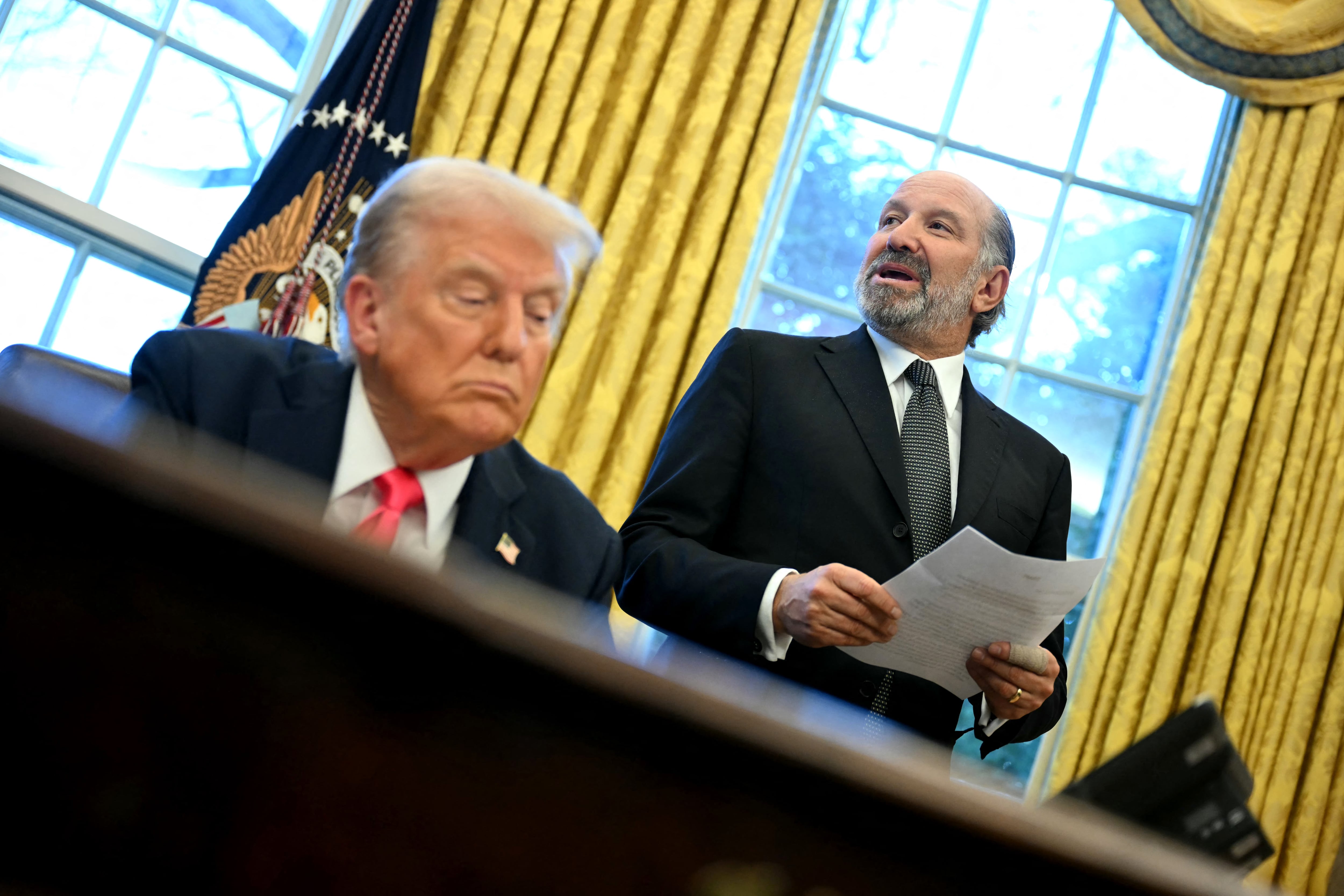 Howard Lutnick, secretario de Comercio de Estados Unidos, en el despacho oval del mandatario Donald Trump.