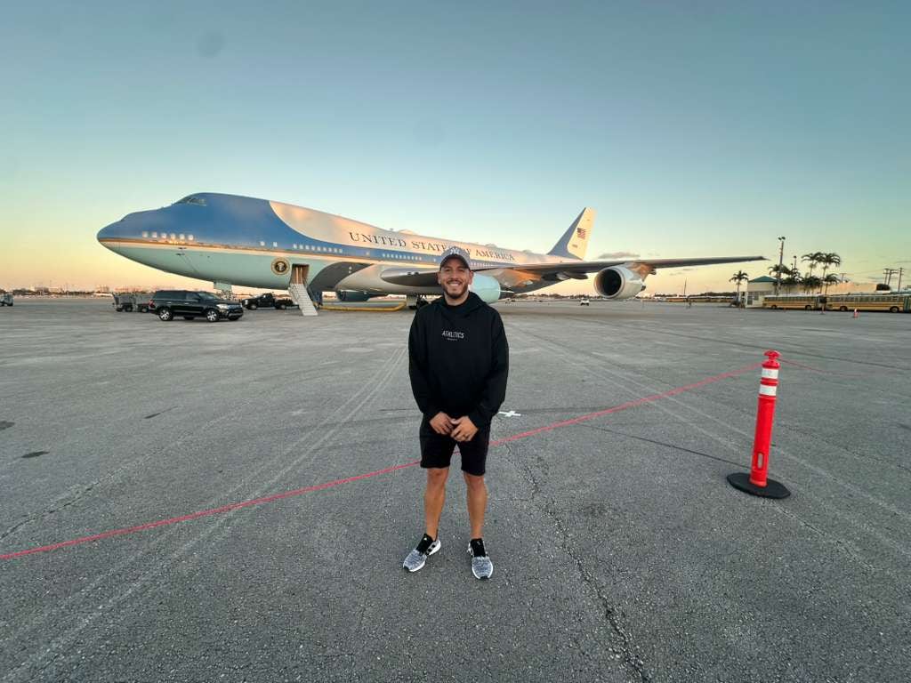 Por más de una década, Carlos Enrique Rojas Sanabria vivió en Estados Unidos a la sombra, sin papeles, sin poder estudiar ni aspirar a un empleo formal, hoy día, en el 2025, logra ser hasta guardaespaldas de Donald Trump.