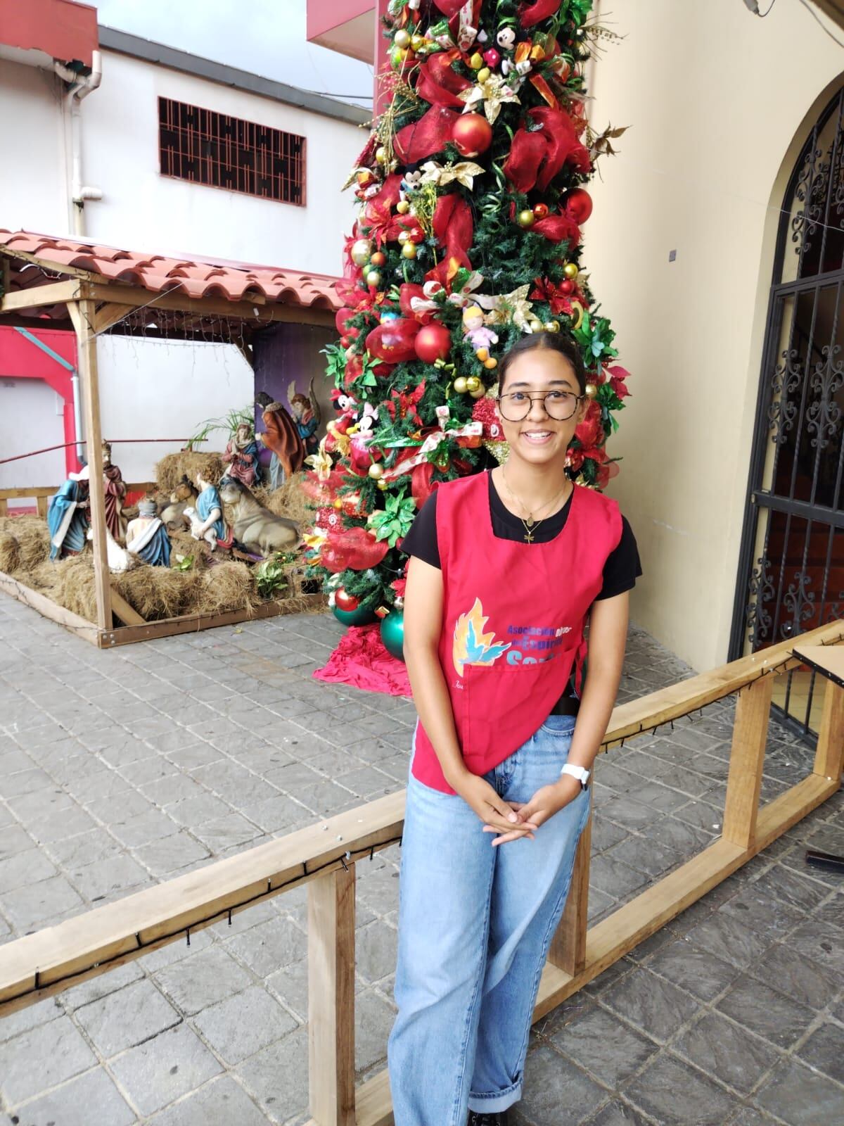 Kianni Nayad Bolivar Flores está como loca de contenta porque se sacó la nota perfecta en el examen de admisión de la Universidad Nacional (UNA). Pegó los 900 puntos. También está como loco de contento el padre Sergio Valverde de Obras del Espíritu Santo porque la joven estudiante es parte de la familia de esa institución.