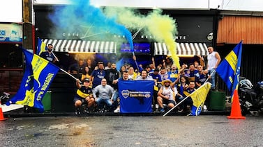 Legionaria se convierte en la envidia de los aficionados de Boca Juniors al conocer a leyenda argentina