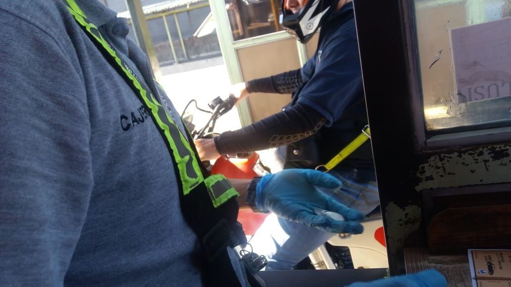 Personal de peajes usa guantes por coronavirus