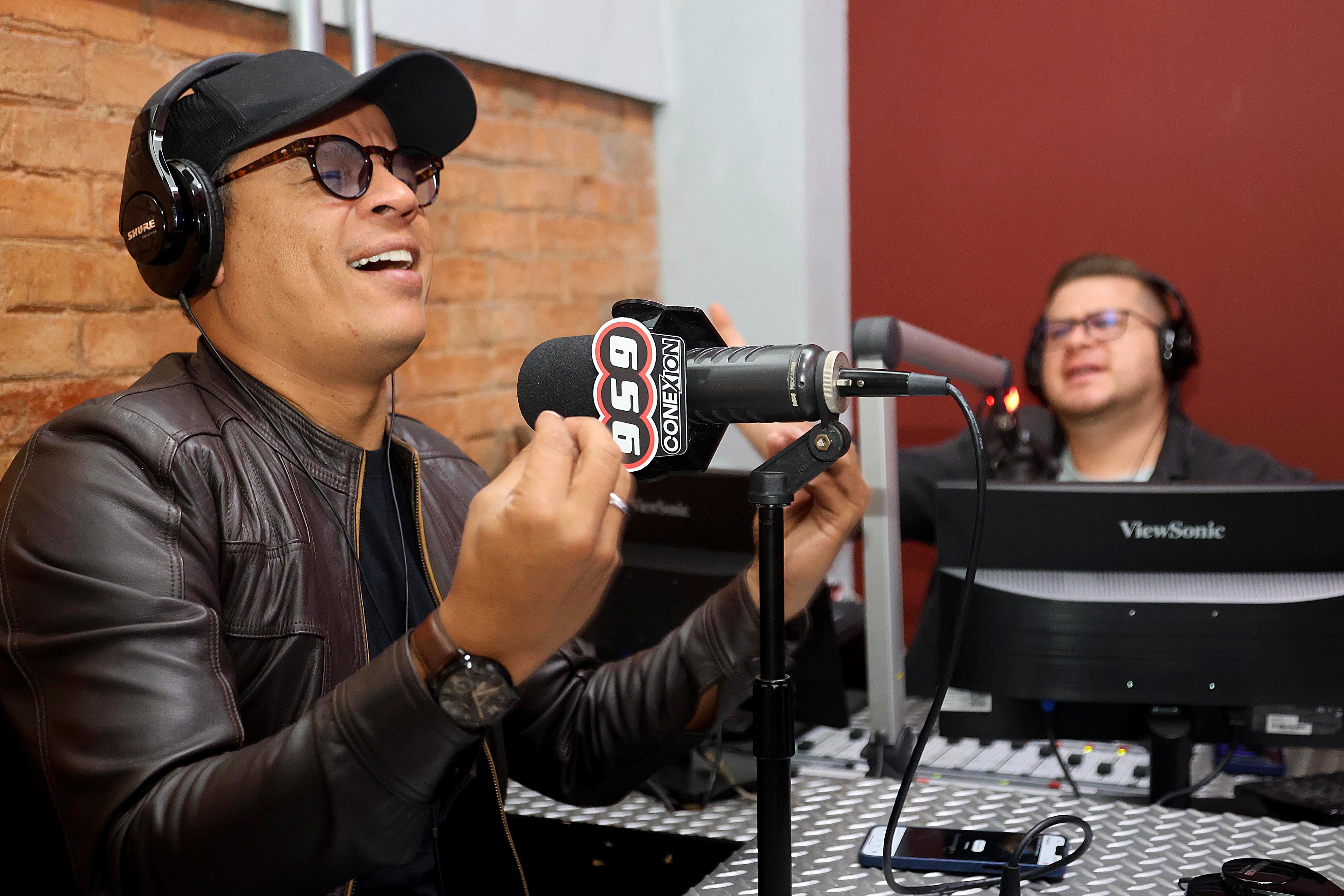 11/04/2024 La Uruca. Jair Cruz, junto a Héctor Vega, en el programa La Aldea. Con música, anécdotas y ocurrencias, los locutores acompañan a los radioescuchas todas las mañanas, de lunes a viernes de 6:00 a.m. a 9:00 a.m., en radio 959 Conexión.