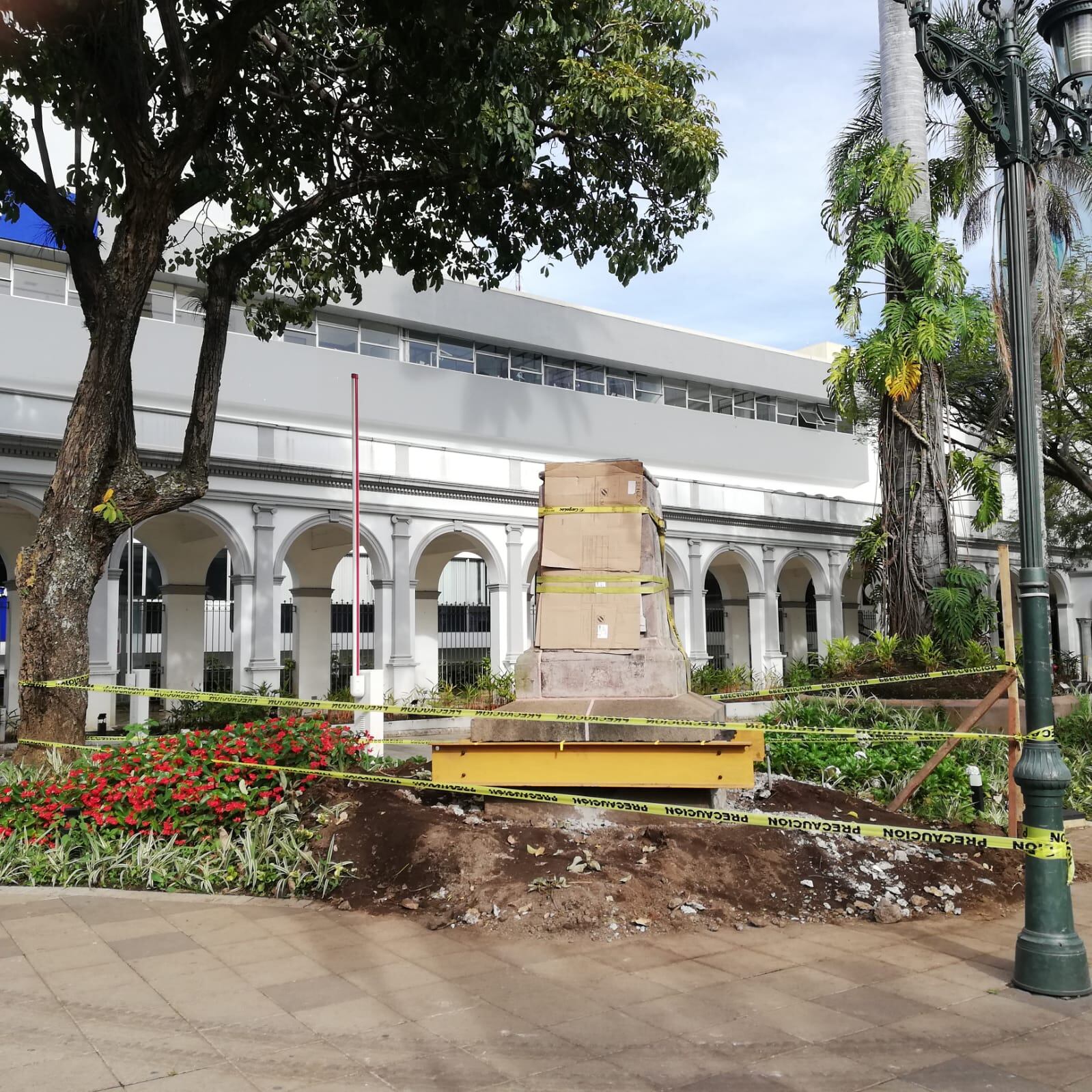 El monumento a Juan Mora Fernández, ubicado en la plaza del mismo nombre, frente al Teatro Nacional, se comenzó a restaurar el 25 de octubre para ser reubicado en el lugar en que se puso cuando se inauguró hace 100 años