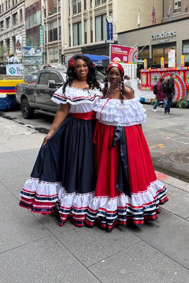 Más de 400 ticos desfilaron el 12 de octubre del 2025 en el Desfile de la Hispanidad sobe la Quinta Avenida de Nueva York.