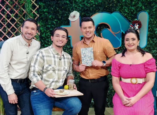 Presentadores de Más que noticias, programa de Teletica.