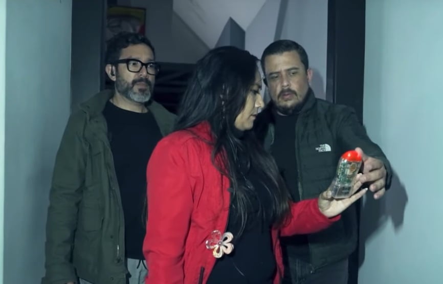 El temido Hombre del Sombrero, una de las figuras paranormales más inquietantes que se han reportado en Costa Rica, también ronda el edificio de la Cadena Radial Costarricense, ubicado en La Uruca. En la foto, el locutor Ronny Quesada y los investigadores Andrea Salas e Israel Barrantes.