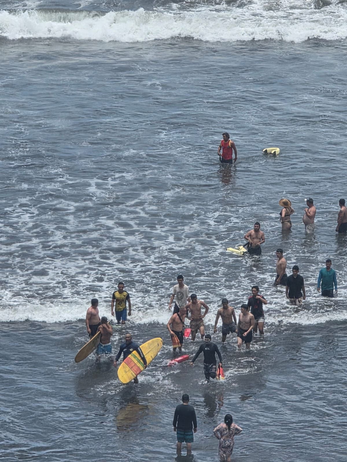 Este Viernes Santo (3 de abril) a eso de las 12 medio día, una corriente de unos 3 metros de largo atrapó al mismo tiempo a 6 personas en playa Jacó.