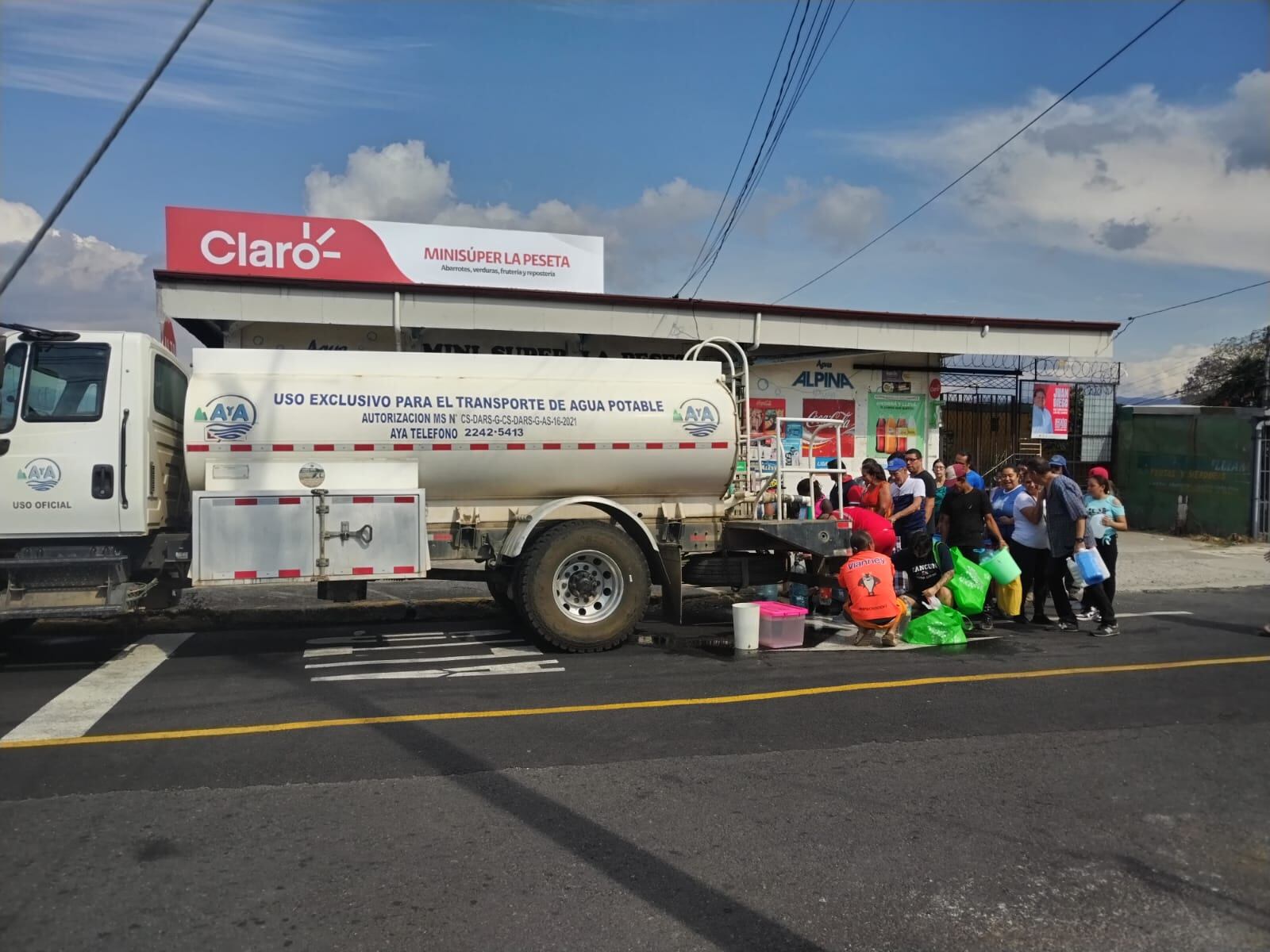 Los vecinos de Hatillo salen corriendo para lograr recoger un poco de agua.