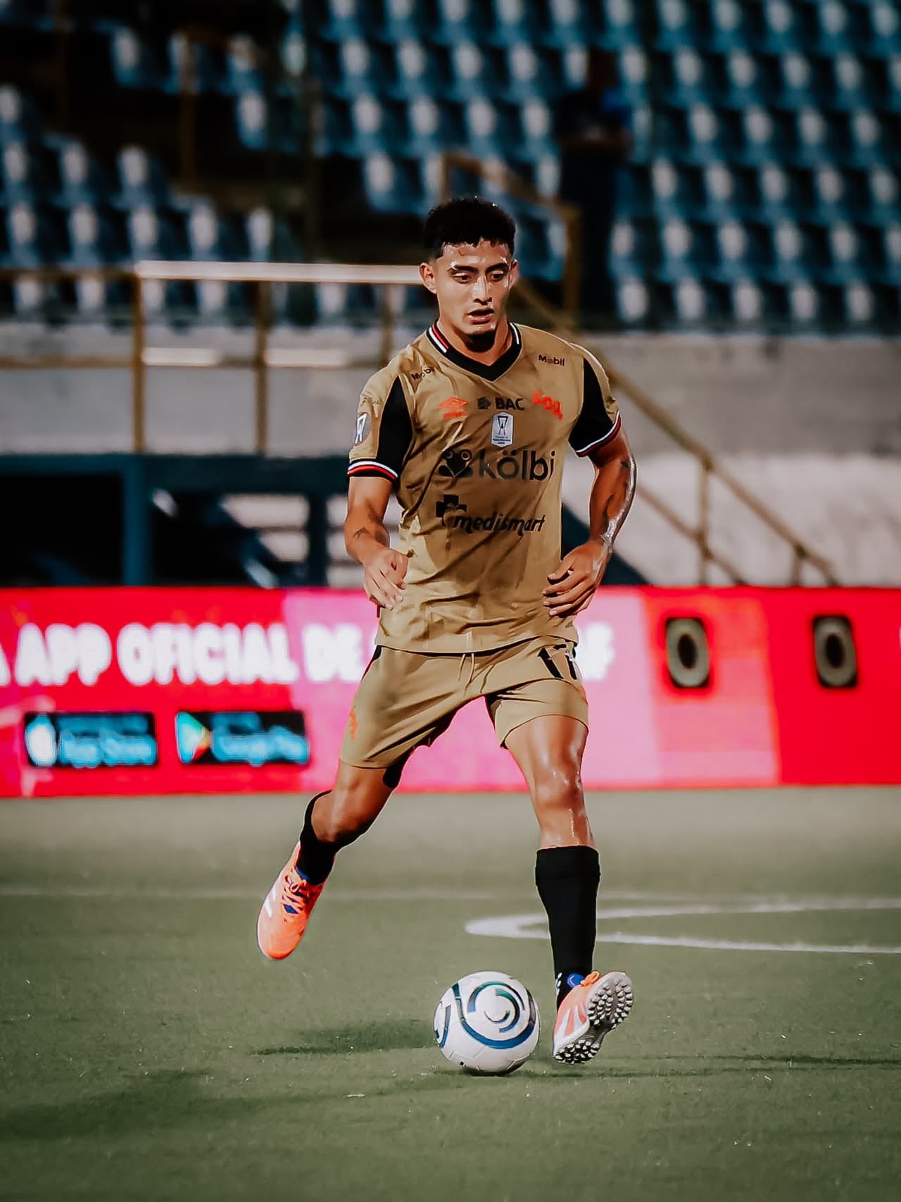 Daniel Chacón presenta menos dolor y la rodilla no la tiene inflamada, luego del partido entre Diriangén y Alajuelense en Nicaragua.