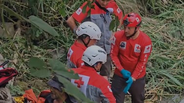 Motociclista pierde la vida tras caer a río en San Carlos