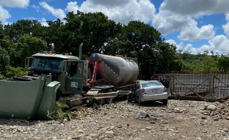 Choque en Acapulco de Puntarenas deja dos personas fallecidas. Fotos suministradas por Andrés Garita.