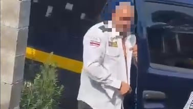 Polémico video muestra cómo oficial de Tránsito se quita el uniforme y reta a golpes a joven