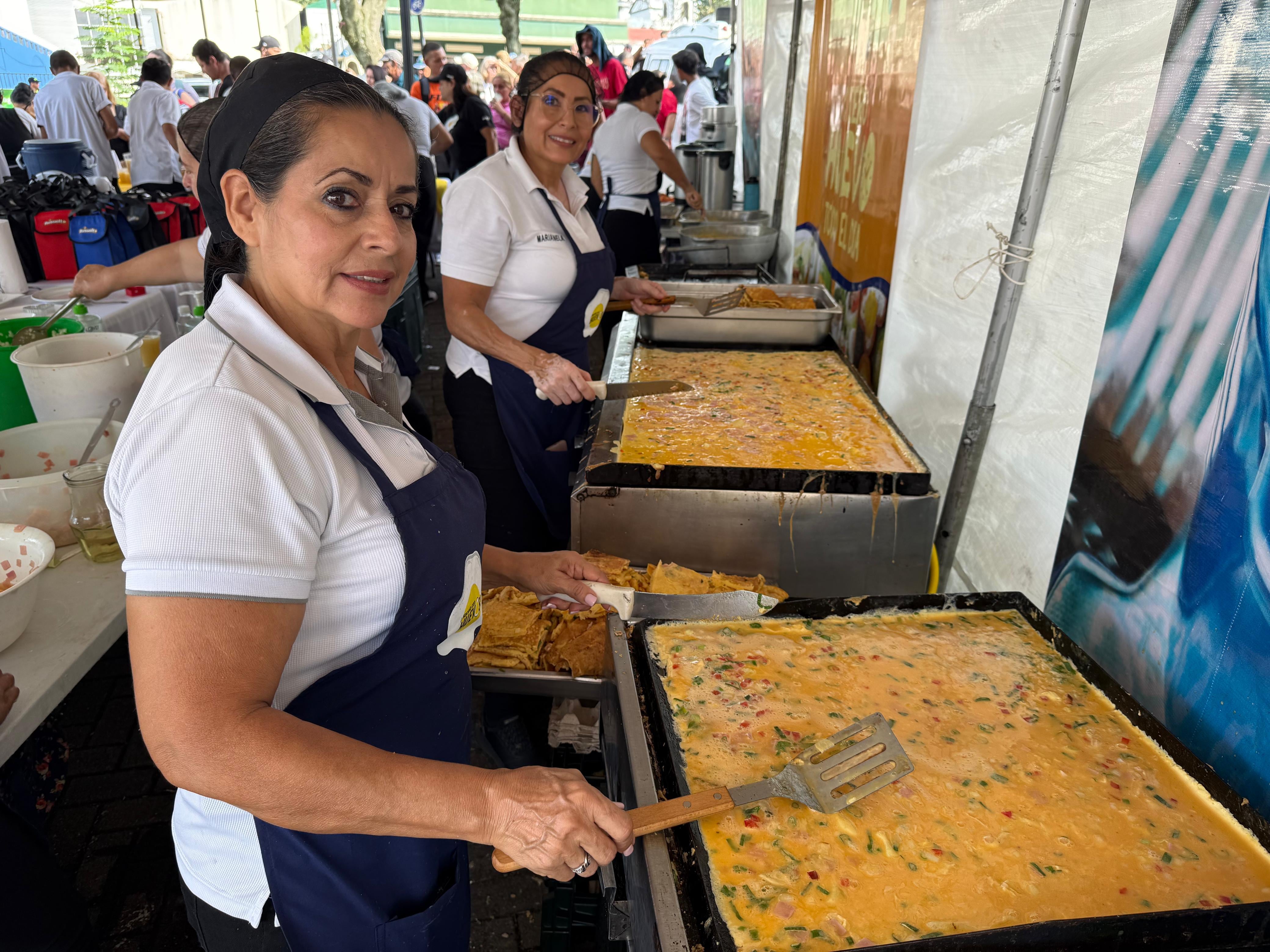 El Día Mundial del Huevo 2026 se celebró el viernes 9 de octubre, de 7:30 a. m. a 11:00 a. m., en el Parque Juan Santamaría, en Alajuela. Se repartieron más de 3.000 desayunos gratuitos, con los huevos como protagonistas.