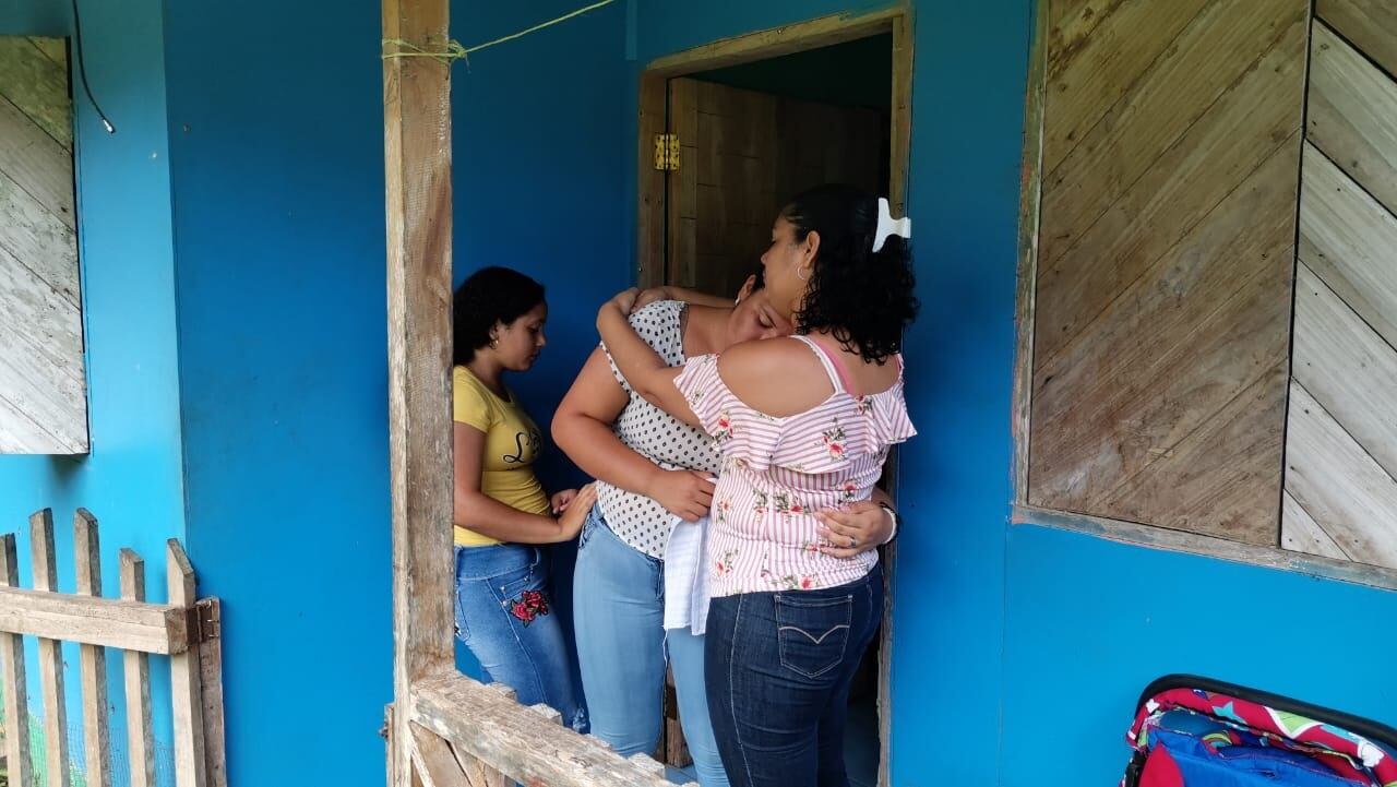 Joven muere aparentemente electrocutado luego de tocar bus policial conectado a corriente eléctrica. Foto Raúl Cascante.