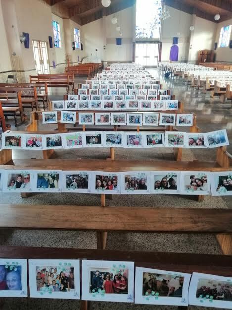 Padre Toto da misa con bancas llenas de foto