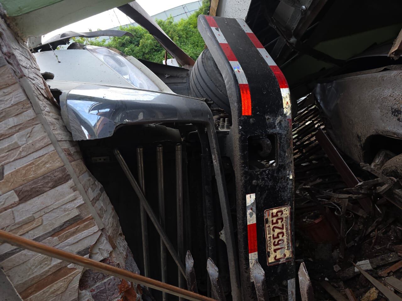 A cuatro metros de distancia fue donde quedó una vagoneta que por poco causa una tragedia para una famiia vecina de Banderilla de Cartago, carretera hacia Llano Grande. Foto: Roxana Portuguez para La Teja