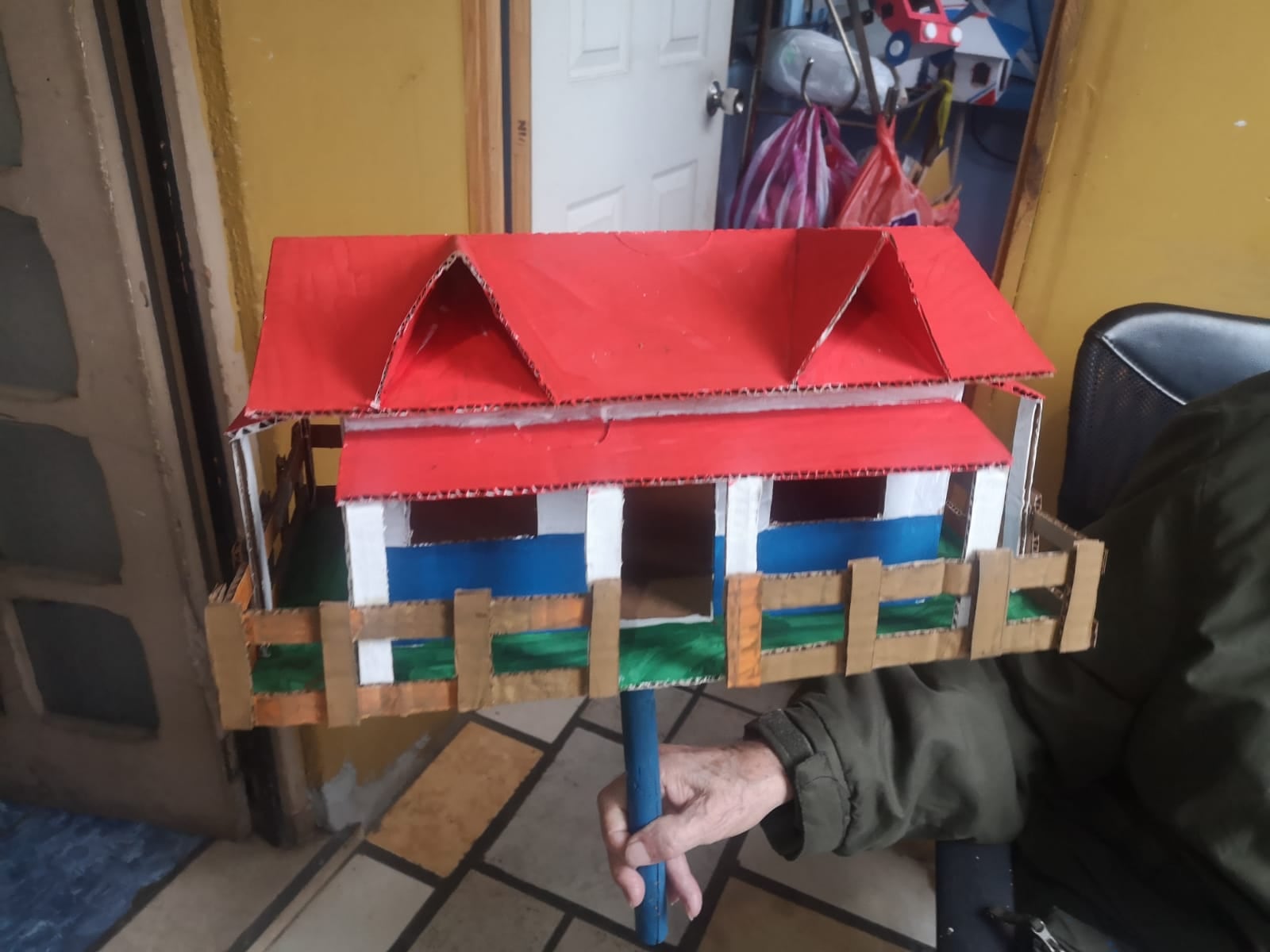 A don Jorge Chaves Lobo, quien tiene 78 años y es vecino de La Esperanza de Heredia, se le acabaron el pasado sábado 10 de setiembre los 600 faroles que hizo