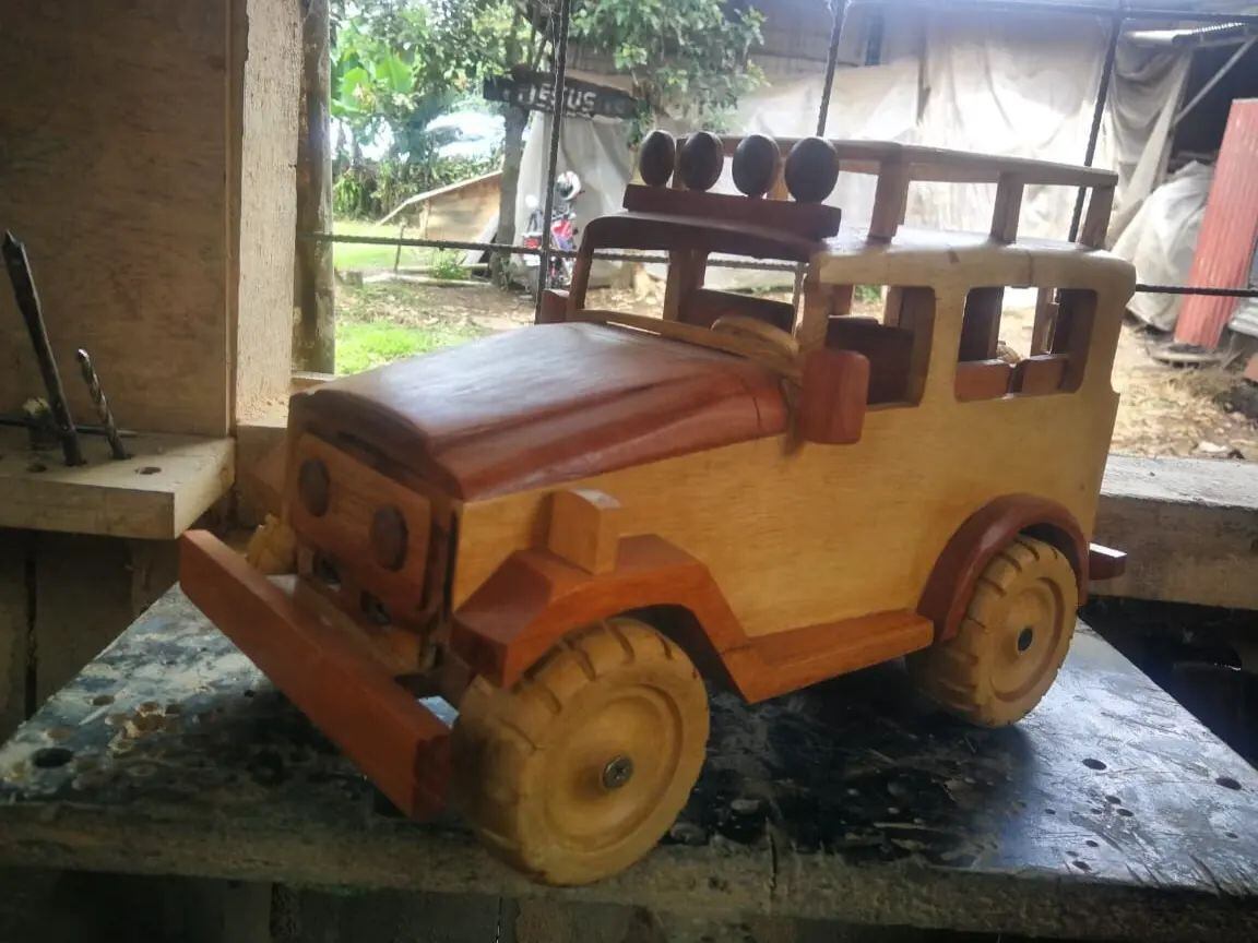 Álvaro Murillo es un artista de Sarchí que hace artesanías a escala o réplicas.