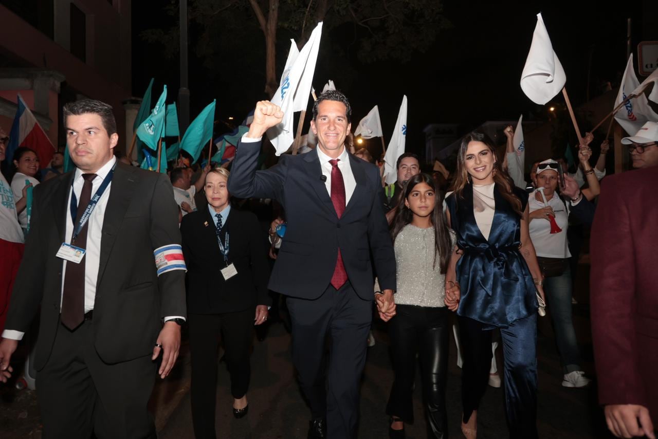 Llegada de José Aguilar Berrocal junto a su esposa e hijas.