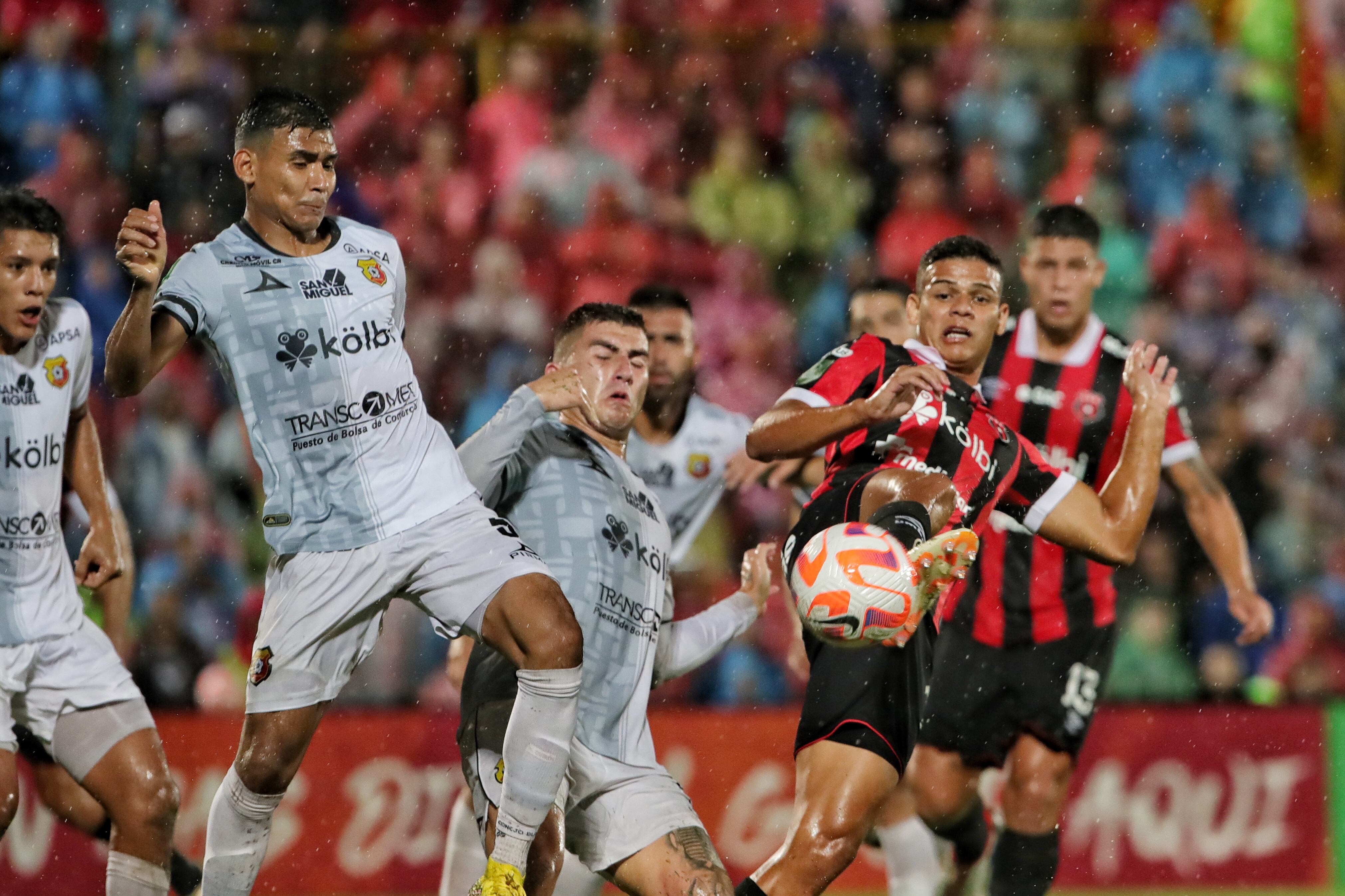01/11/2023/ Juego entre Liga Deportiva Alajuelense vs Club Sport Herediano por el partido de vuelta de la la copa centroamericana de CONCACAF en el estadio Alejandro Morera Soto / Foto John Durán