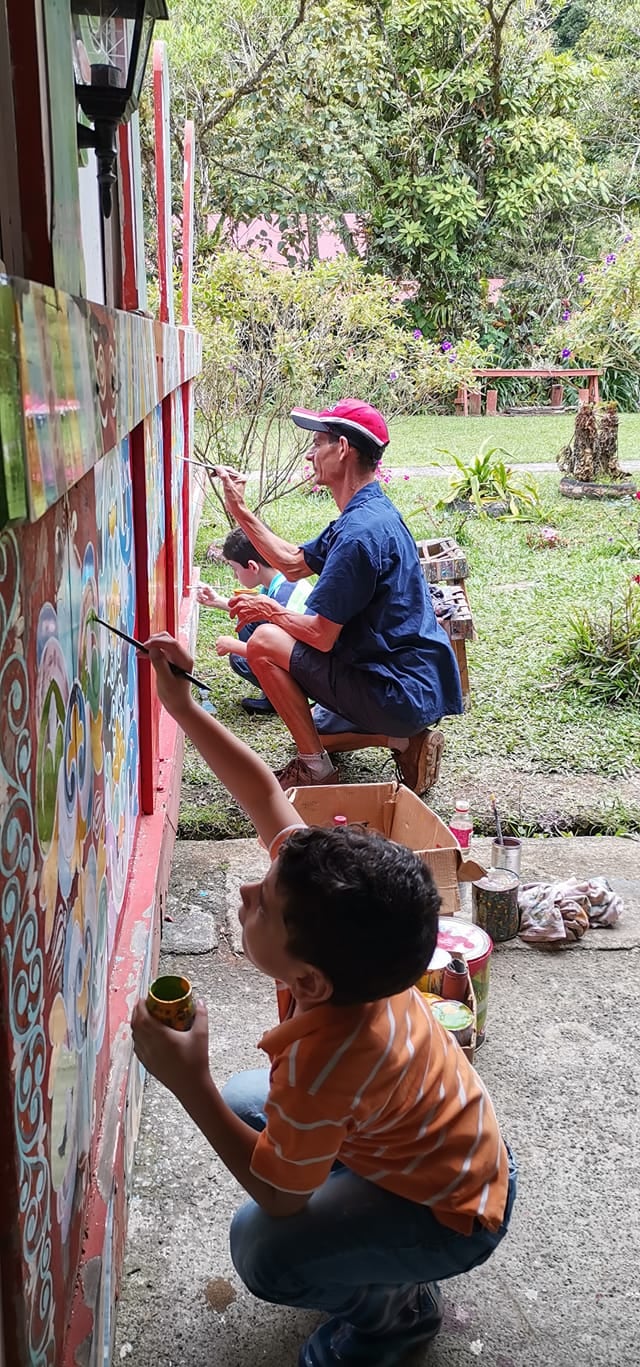 Andrea Moreno y Wilson Bonilla son de Sarchí, cantón de Alajuela, que es cuna de la artesanía y casa de la carreta típica. Ellos se han consolidado como maestros pintores de carretas y yugos para bueyes.