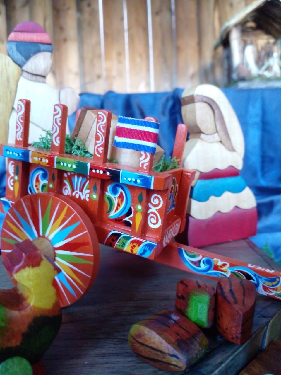 En el puro corazón y las raíces de Sarchí la artesana, Cinthya Soto Murillo, fabricó un pasito muy, pero muy a la tica el cual se exhibe en el puro corazón del Vaticano desde el pasado 8 de diciembre.