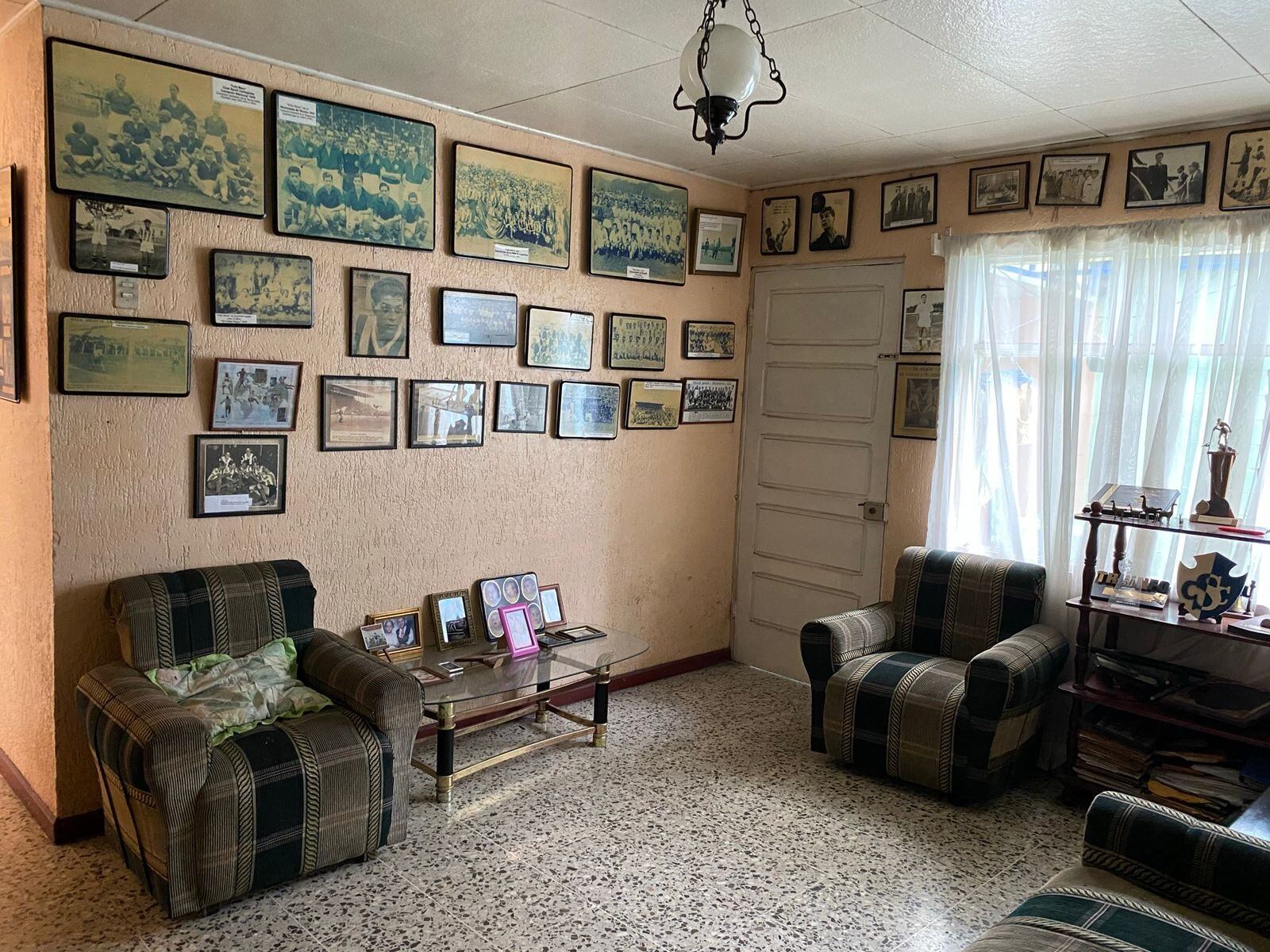 En la casa de la familia Meza, en Taras de Cartago hay un mural con recuerdos del exjugador. Cortesía.