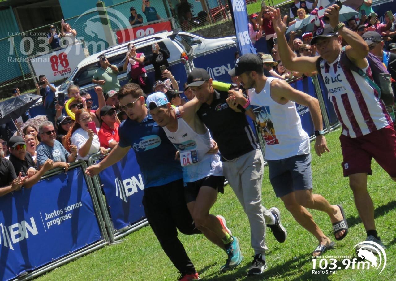 Juan Ramón Fallas
El corredor Ingresa en la segunda posición a la meta, con ayuda de otras personas, en la edición 37 de la Carrera al Cerro Chirripó, luego de sufrir un golpe de calor.
22 de febrero del 2025
Tomado del Facebook de Radio Sinaí