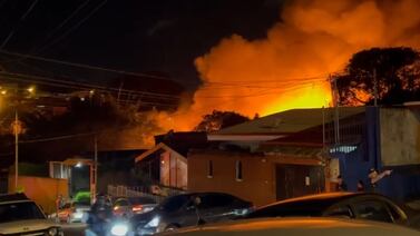 Recuento final: Devastador incendio acabó con mueblería y nueve casas