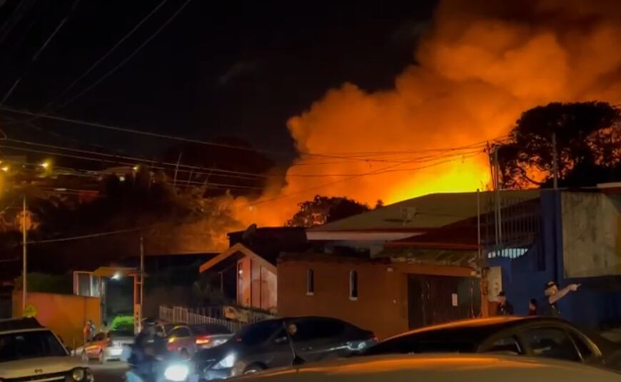 Incendio en El Alto de Gudalupe en Goicoechea. Foto: Cortesía