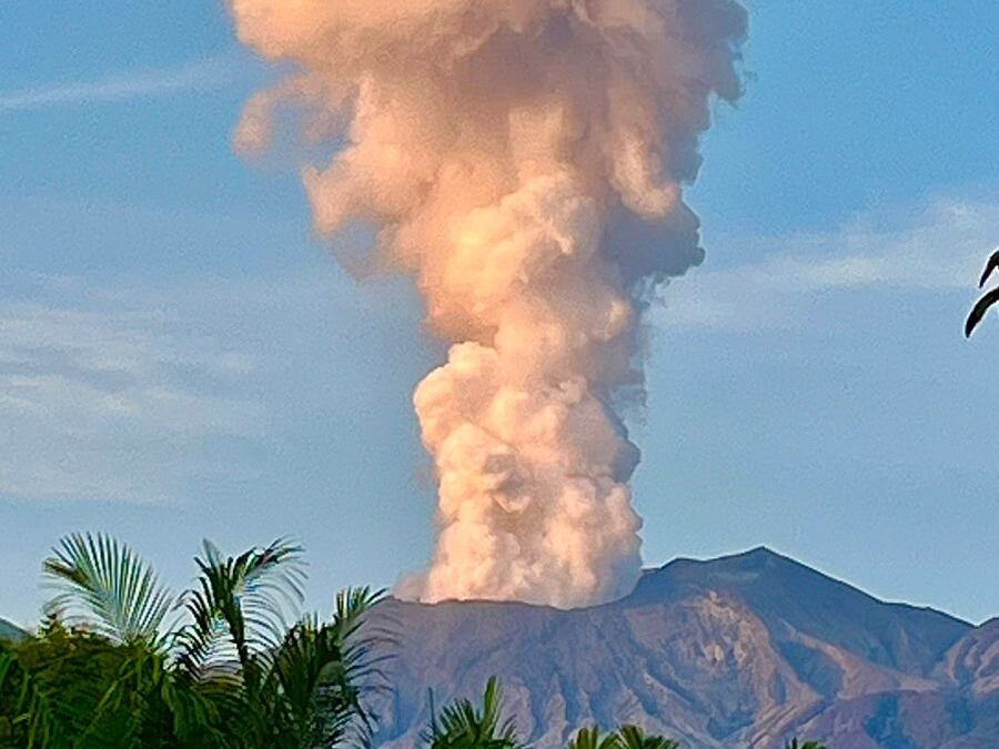 Las elevadas columnas en la cima del Rincón de la Vieja han sido recurrentes en las últimas semanas. Este lunes las autoridades van a detallar los cambios observados y las medidas de precaución en los alrededores. Foto; Cortesía de Mauricio Gutiérrez.