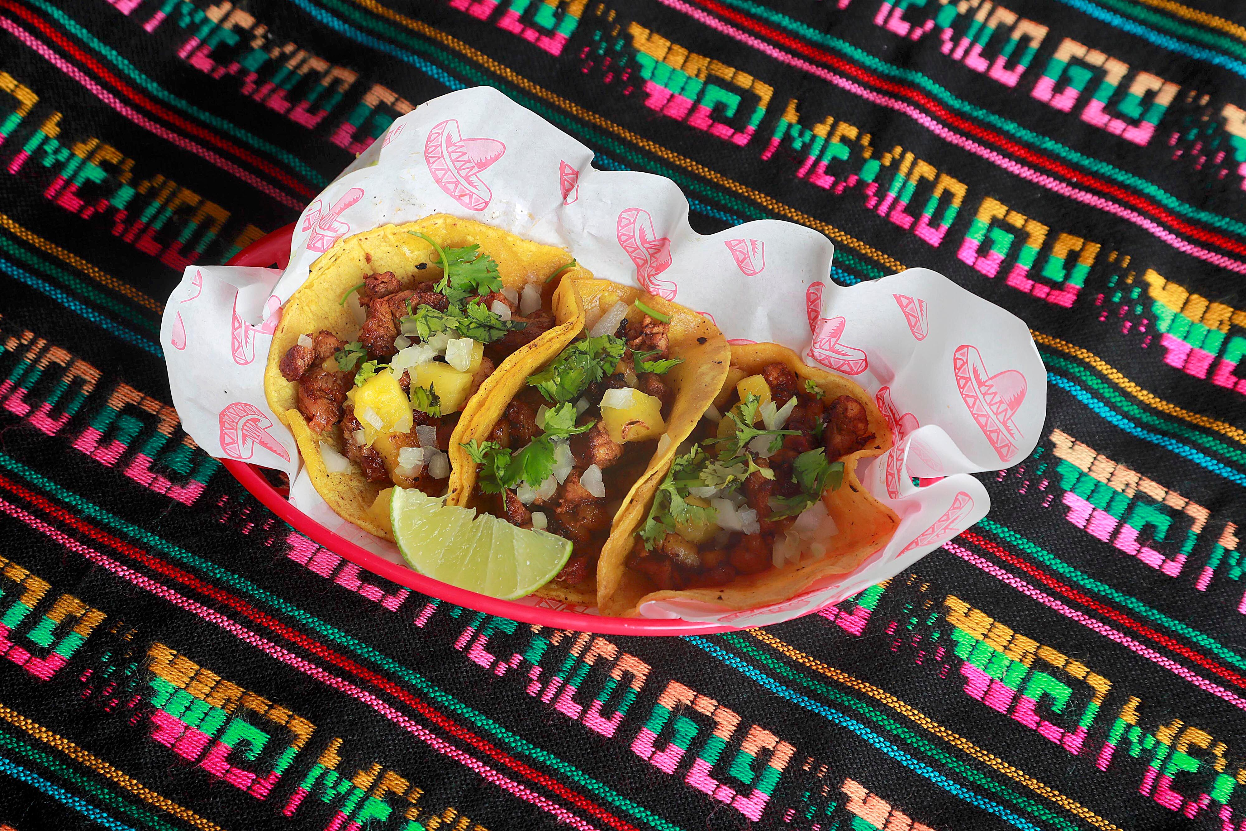 14/11/2023 San Pedro. La Capital Mexican Food restaurante de comida mexicana. Tacos, quesadillas, tortas, nachos y guacamole, son parte de los platillos con sabor mexicano que pueden saborarear sus clientes, sin dejar de lado el famoso plátano macho, así como la horchata y el tamarindo michelado.