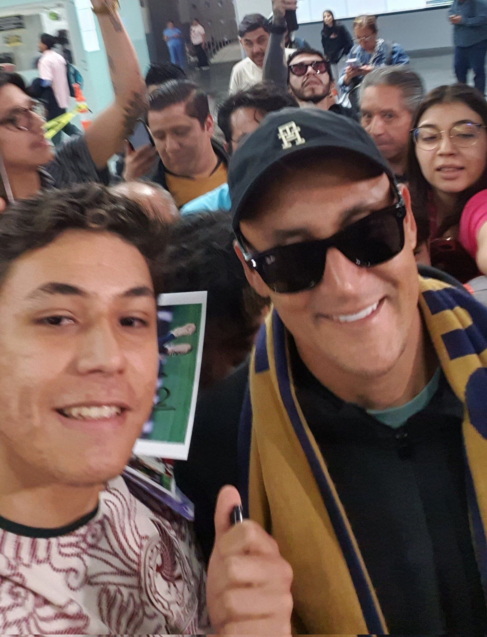 Keylor Navas causó todo un revuelo en su llegada al aeropuerto a la Ciudad de México.