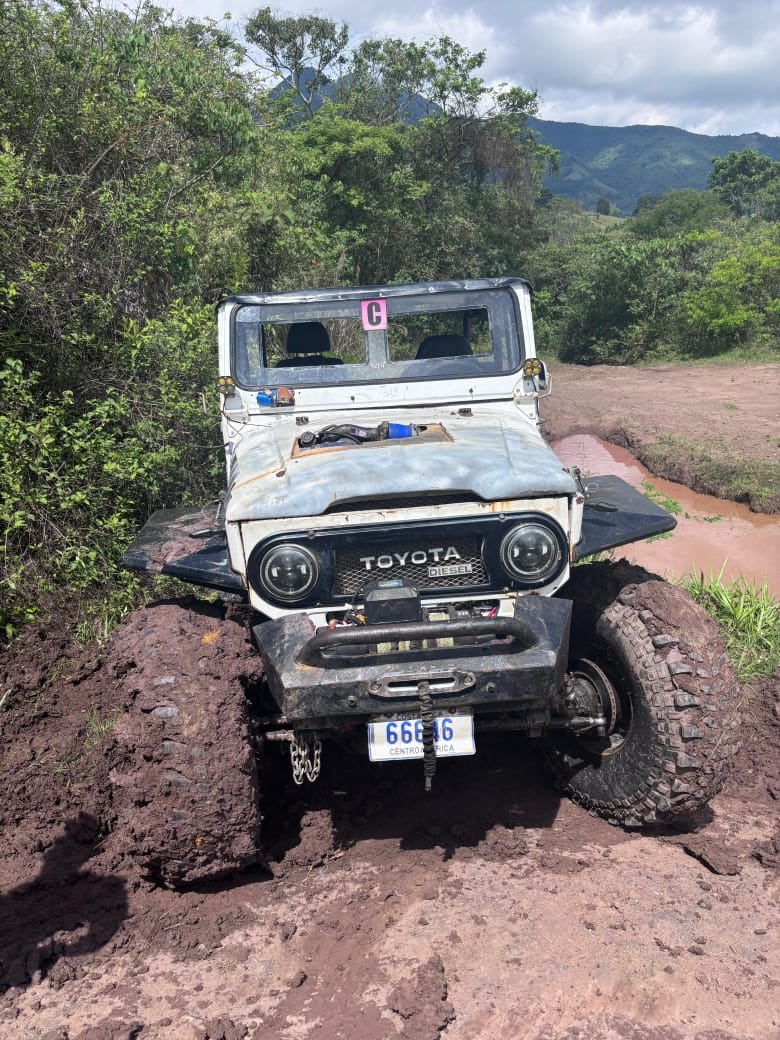 Andrés Juárez Mora vive enamorado de su Toyota Land Cruiser de 1976.